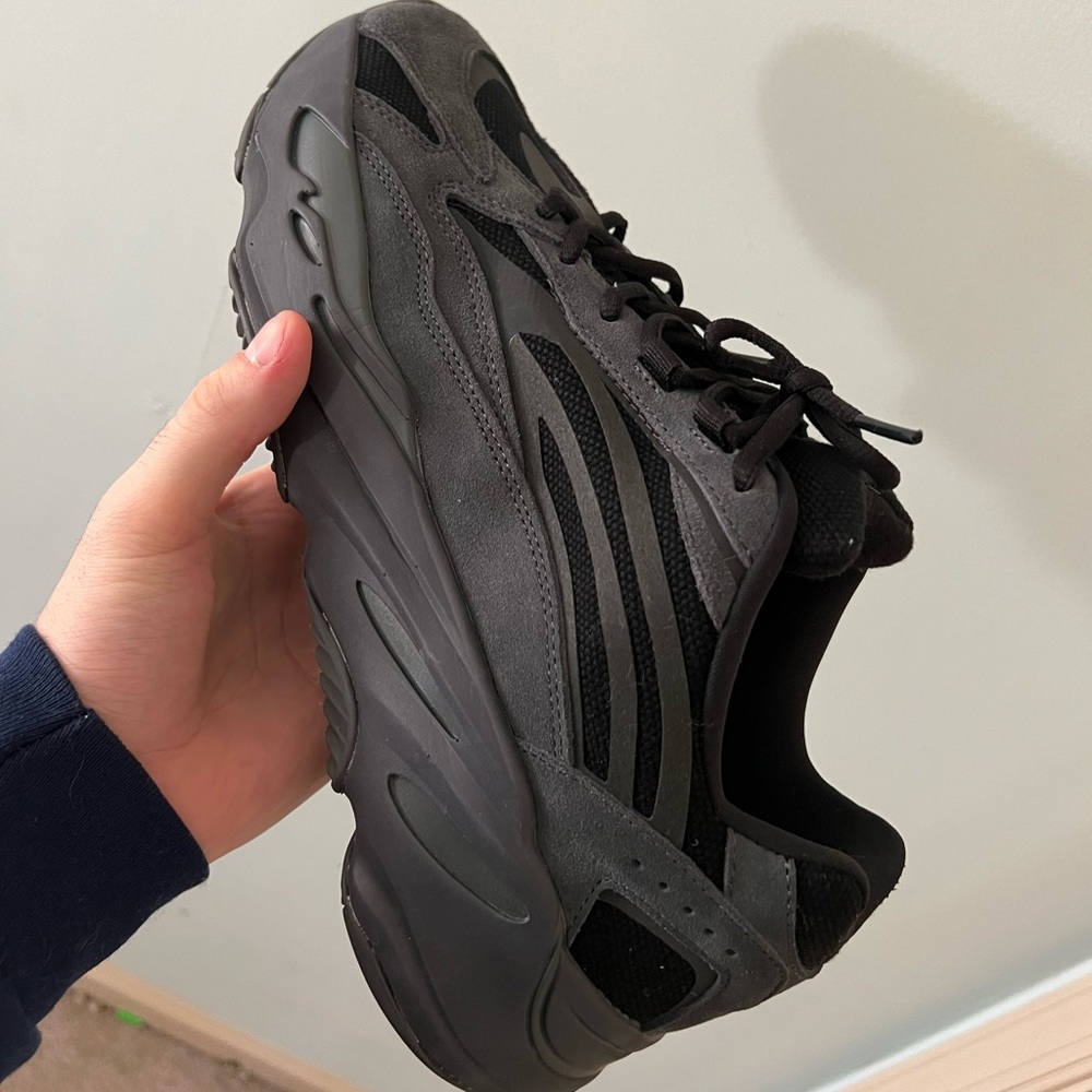 Yeezy 700 V2 Vanta size 11